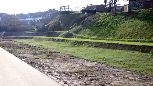 zicht op fot sanderbout vanaf het fietspad vanaf paardestraat richting kennedysingel 2