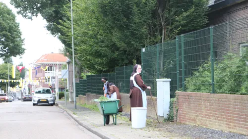 zusters wieden onkruid avond voor rosaprocessie