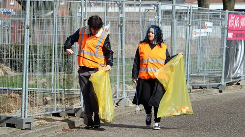 zwerfvuilruimers in stadbroek