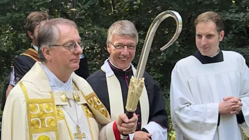 Bisschop Van den Hout en deken Merkx