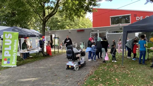 Burendag in de Bachstraat bij het BOSS-park in Sittard-Oost trok tientallen buurtbewoners, jong en oud.