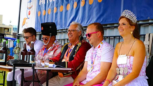 Jurytafel met rechts aftredend keizerin Minouche Heinemans en haar partner.