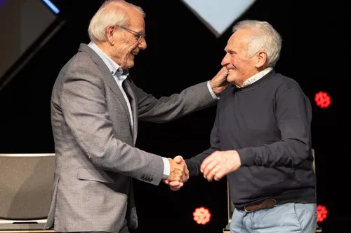 Jan Janssen feliciteert Huub Harings met de Oeuvrepijs.