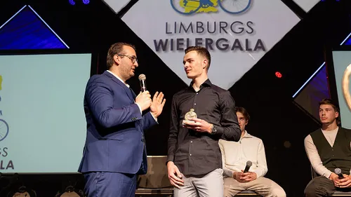 Marc van Caldenberg , gedeputeerde van de Provincie Limburg, feliciteert Max Rijvers met zijn uitverkiezing van Renner van de Toekomst.