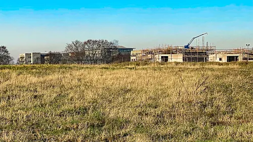 Nieuw Absbroek gezien vanaf de Lintjesweg. Op de achtergrond het Zuyderland ziekenhuis.