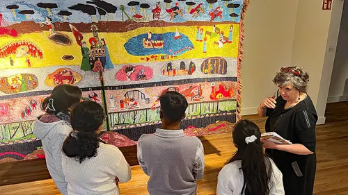 Wandkleed van Miriam Sentler over de mijnbouw in Limburg.