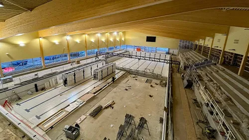 Het vijftigmeterbad in aanbouw.