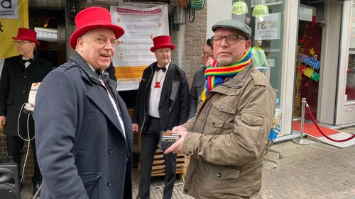 Als bekende 't verkooppunt passeren zonder 'ein tuut te koupe' zat er niet in.