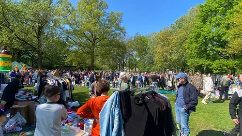 Kindervrijmarkt in het stadspark.