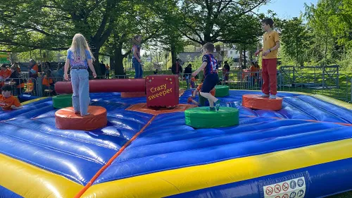 Kermisvermaak voor de jeugd.