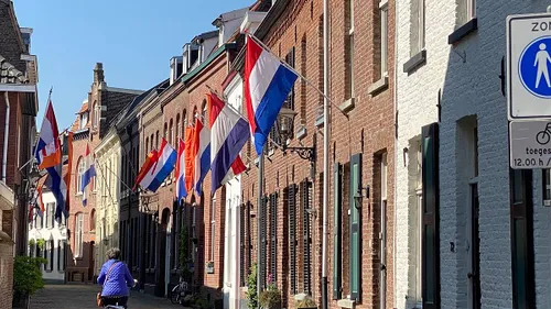 Vlaggen in de Begijnenhofstraat.