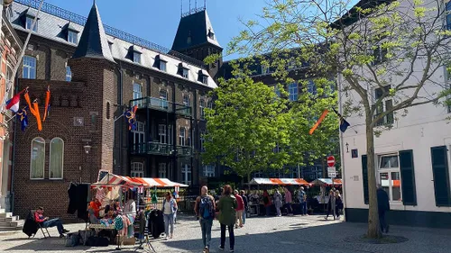 Prachtig weer en historisch decor voor Creatieve markt.