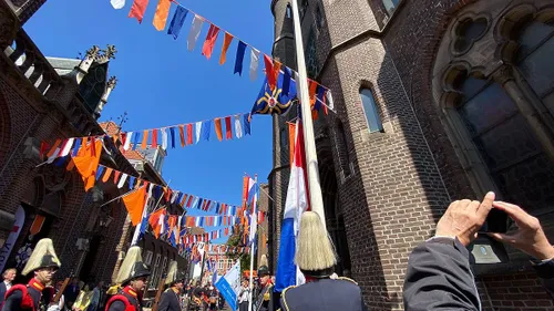 Schutterij hijst de vlag.