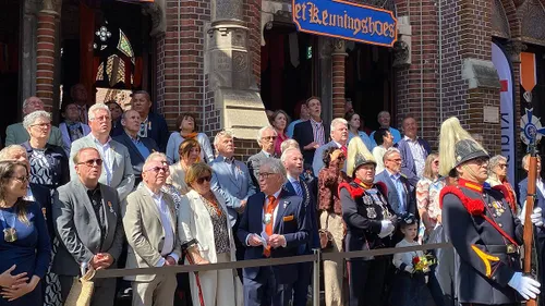 Het Wilhelmus wordt gezongen tijdens het hijsen van de Nederlandse vlag.