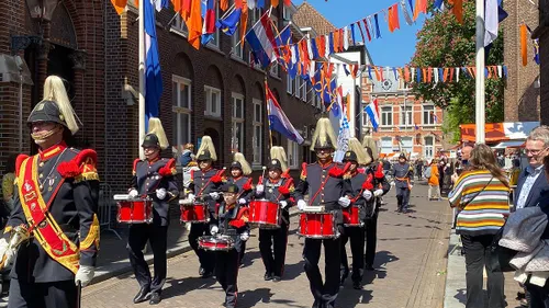 Schutterij Sint Rosa marcheert voorbij.