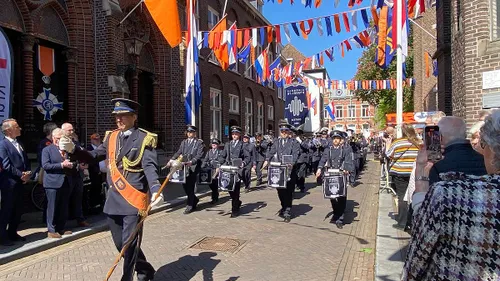 Harmonie Sint Joseph marcheert voorbij.