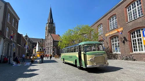 De pendelbus waarmee bezoekers van Koningsdag van het centrum naar het stadspark en vice versa werden vervoerd.
