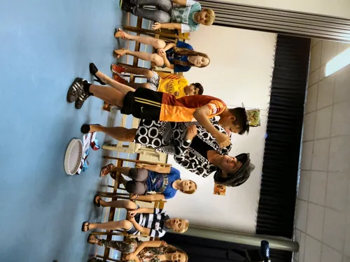 cdk zet jongen hoed op