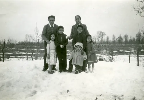 moluks gezin in de kou