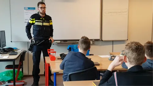 politie geeft voorlichting op school
