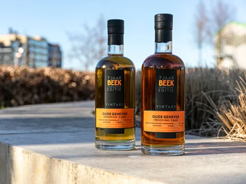 de twee flessen Beek oude Genever