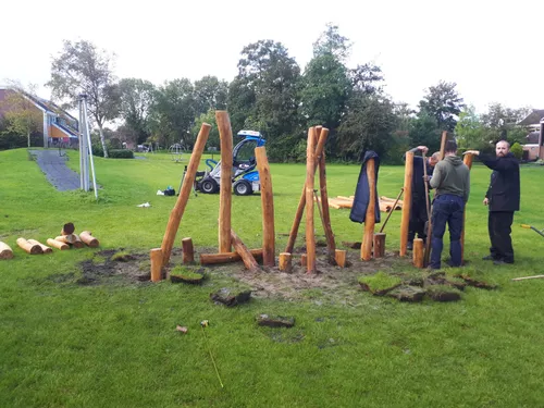 20191003 plaatsen nieuw speeltoestel