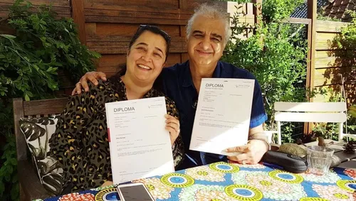 iraans echtpaar krijgt diploma verzorgende ig 915x518