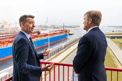 janrienstra rws geeft uitleg aan koning small