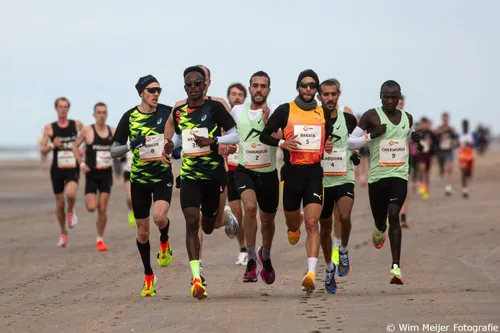 Grote kopgroep op het strand