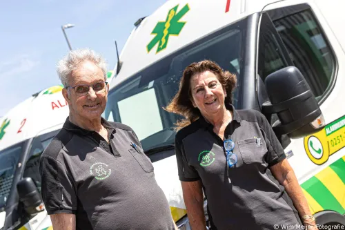 Twee van de vaste vrijwilligers op de Dierenambulance Hans Bilars en Margreet Kraaijer