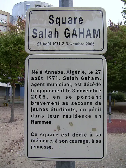 800px salah gaham plaque