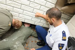 binaries small content gallery defensie content afbeeldingen actueel nieuws 2015 07 21 het advanced search team van de landmacht assisteert agenten tijdens het onderzoek kopie