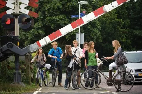 fietsers bij spoorwegovergang 96dpi 1280x851px e nr 54