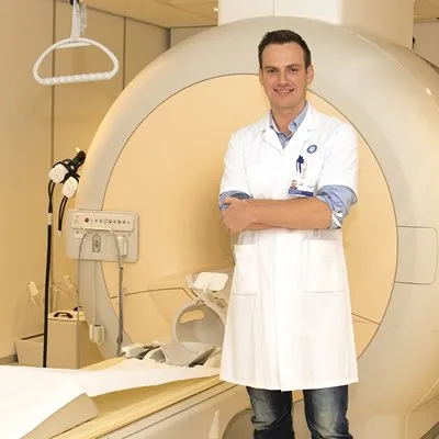 peter van rossum bij mri scanner rgb 72 dpi 280px 1