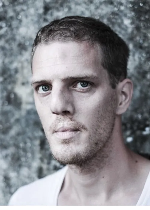 thibaudkleinerportretstaand2 kopie 1