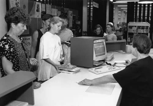 0925 raadhuisplein 1995 uitleenbalie 1