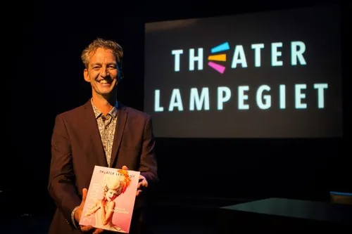 theaterdirecteur patrick marcus presenteert nieuwe brochure b