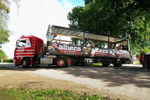 Open trailer met bewoners
