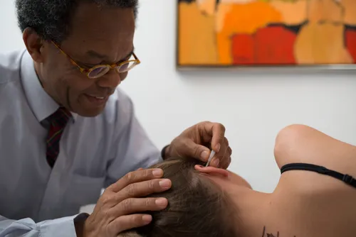 harry behandelt vrouw in oor