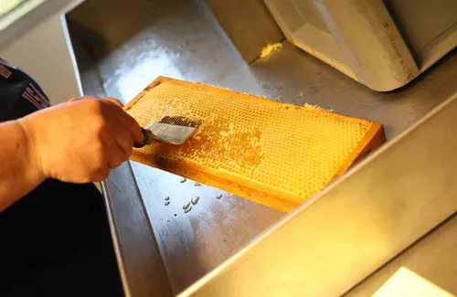 Met een speciale ontzegelvork wordt de verzegeling van de raten verwijderd