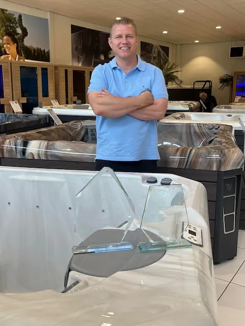 max blom poseert met twee awards in zijn showroom te etten leur