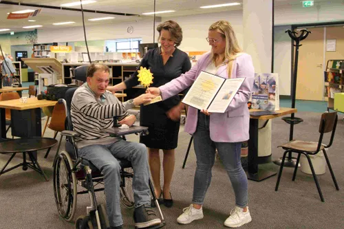 uitreiking roos door paul