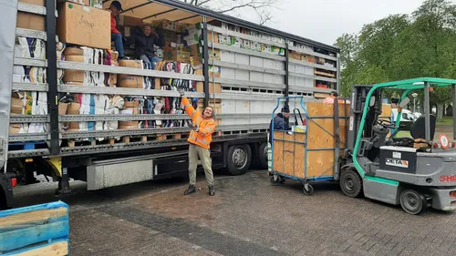 vrachtauto met kleding caritas uden