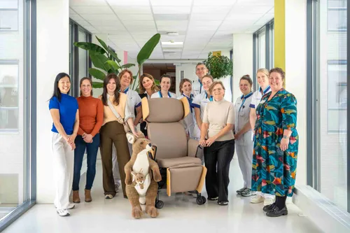 Overhandiging StrongBabies buidelstoel aan Máxima MC