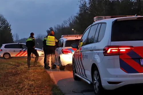 collega met dienstauto politie