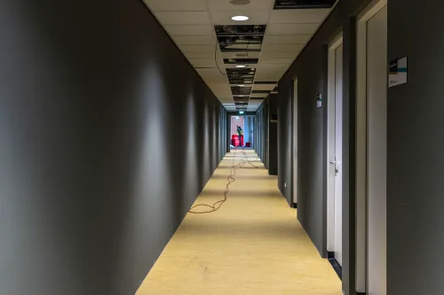 gang naar douche en kleedruimten