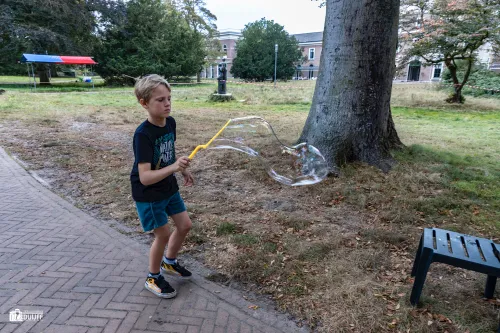 jongen bellenblaas