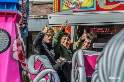 jongens duimen op