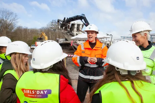 kijken op de bouwplaats hoe elektriciteitkabels worden aangelegd fotograaf jorrit t hoen kopie