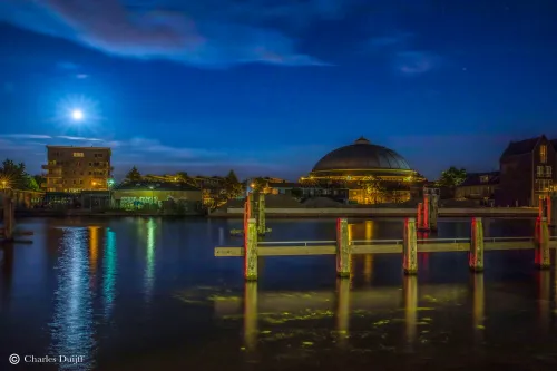 koepel bij maanlicht